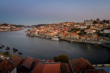 Portekiz 'de sonbaharda şafak vakti Douro nehri ve Porto şehri manzarası