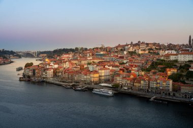 Portekiz 'de sonbaharda şafak vakti Douro nehri ve Porto şehri manzarası