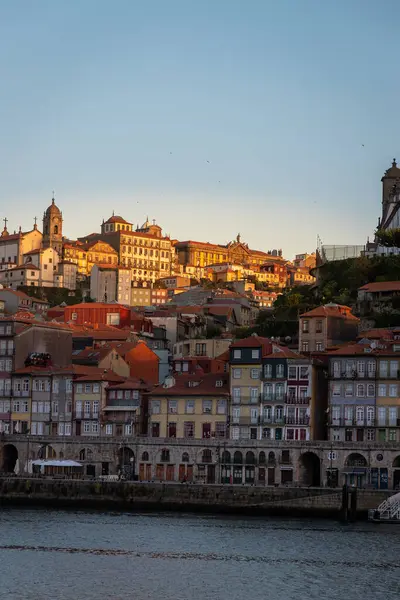 Portekiz 'de sonbaharda şafak vakti Douro nehri ve Porto şehri manzarası