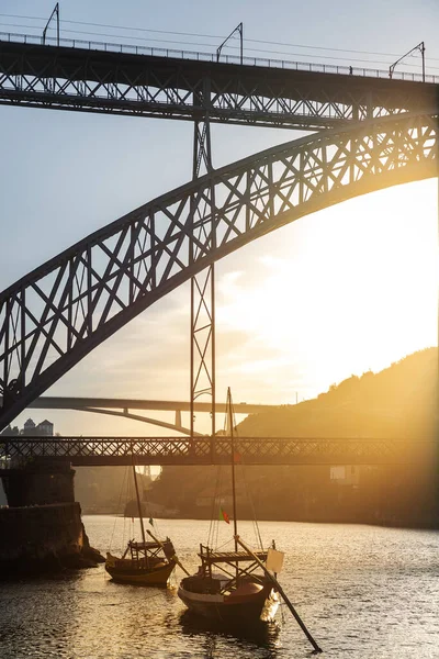 Portekiz 'de, sonbaharda Porto şehrinde, Douro nehri üzerindeki köprü.