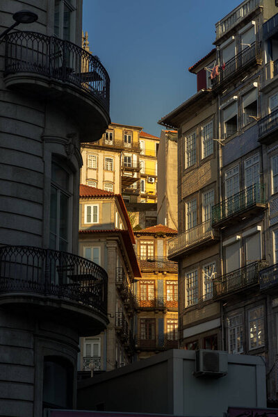 утренние улицы Порту в Португалии осенью