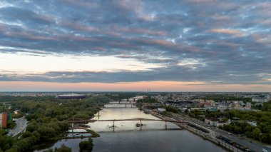 Polonya 'da baharda Vistula nehrinin yukarısından Varşova manzarası