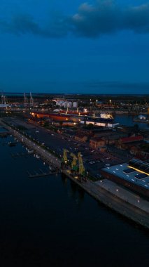 Polonya 'nın eski Szczecin kentinin günbatımındaki toprak setinin havadan görünüşü