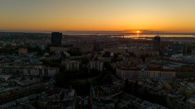 Polonya 'daki eski Szczecin kasabasının bahar şafağında hava manzarası.