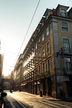 Sonbaharda Portekiz 'de sabah caddesi.