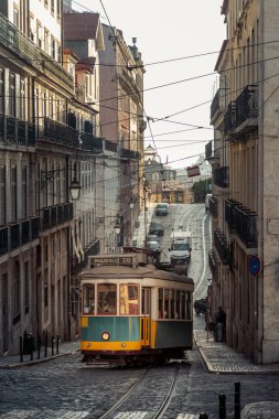 Lizbon sokağı Portekiz 'de gündüz tramvayı ile