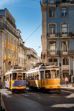 Sonbaharda Portekiz 'de sabah caddesi.