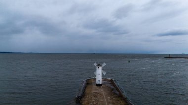 Polonya 'da deniz feneri değirmeni Şafak vakti