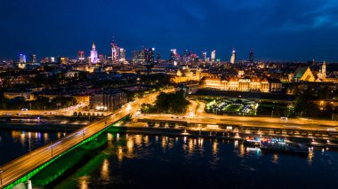 Polonya 'nın Varşova kentinin bahar akşamları kuş bakışı manzarası.