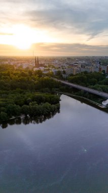 Polonya 'nın Varşova kentinin bahar akşamları kuş bakışı manzarası.
