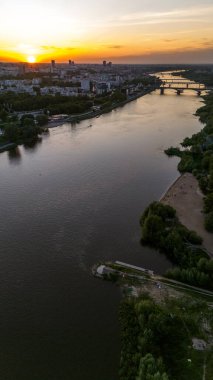Polonya 'nın Varşova şehrinde baharda gün batımı