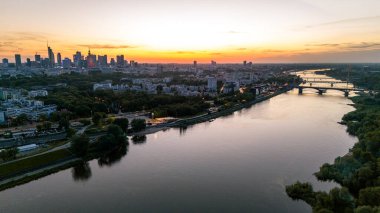 Polonya 'nın Varşova şehrinde baharda gün batımı