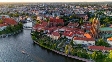 Polonya 'daki Wroclaw ve Tumski Adası' nın bahar günbatımında eski şehir merkezi manzarası
