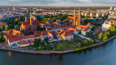 Polonya 'daki Wroclaw ve Tumski Adası' nın bahar günbatımında eski şehir merkezi manzarası
