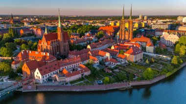 Polonya 'daki Wroclaw ve Tumski Adası' nın bahar günbatımında eski şehir merkezi manzarası