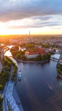 Polonya 'daki Wroclaw ve Tumski Adası' nın bahar günbatımında eski şehir merkezi manzarası