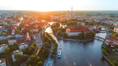 Polonya 'daki Wroclaw ve Tumski Adası' nın bahar günbatımında eski şehir merkezi manzarası