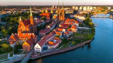 Polonya 'daki Wroclaw ve Tumski Adası' nın bahar günbatımında eski şehir merkezi manzarası