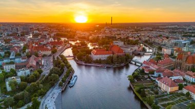 Polonya 'daki Wroclaw ve Tumski Adası' nın bahar günbatımında eski şehir merkezi manzarası