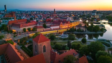 Polonya 'daki Wroclaw ve Tumski Adası' nın bahar günbatımında eski şehir merkezi manzarası