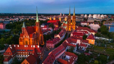 Polonya 'daki Wroclaw antik şehir merkezi ve baharda günbatımında Tumski adası manzarası