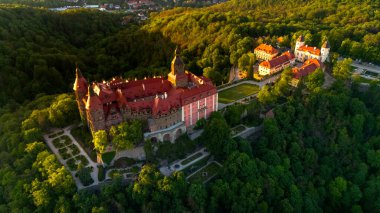 Wabrzych 'teki Ksiaz Kalesi' nin Polonya 'da bahar günbatımında hava manzarası.