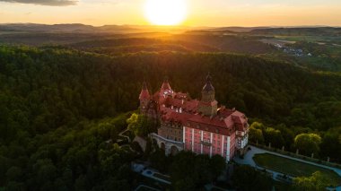 Wabrzych 'teki Ksiaz Kalesi' nin Polonya 'da bahar günbatımında hava manzarası.