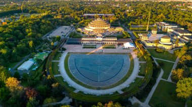 Polonya 'daki Wroclaw' ın 100. yüzüncü salon simgesinin havadan görünüşü