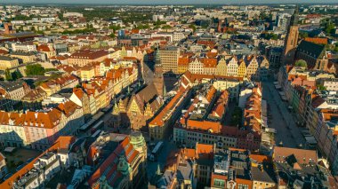 Polonya 'nın eski şehir merkezi Wroclaw' ın havadan görünüşü