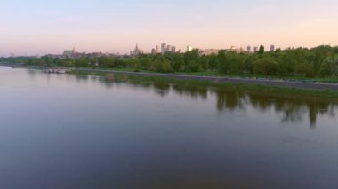 Polonya 'daki Varşova' da gün batımı manzaralı Vistula nehri üzerinde hava üssü.