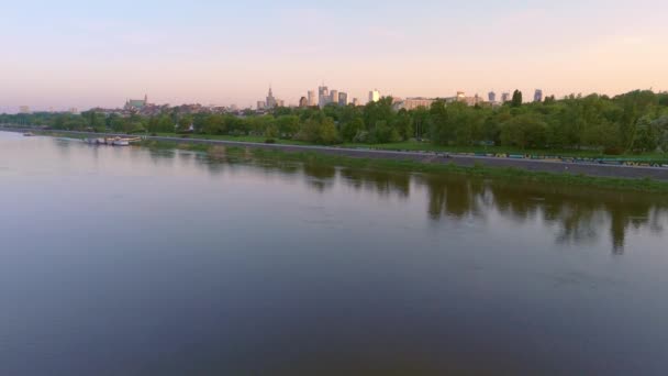 survol aérien de la Vistule avec vue coucher de soleil sur Varsovie en Pologne