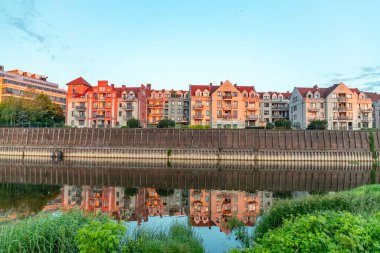 Poznan 'da sabah evleri İlkbaharda şafakta Polonya' da