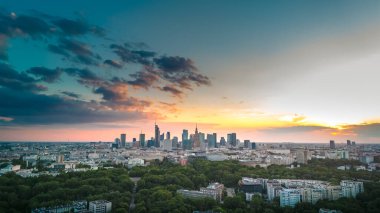 Polonya 'da bahar aylarında gün batımında Varşova' nın hava manzarası