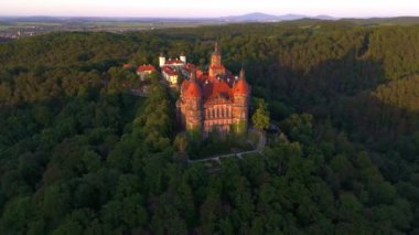 Polonya 'daki Ksiez Kalesi' nin hava üssü gün batımında.