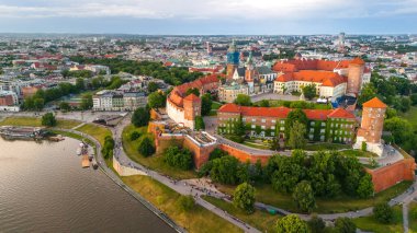 Krakow Center ve Wavel kraliyet kalesinin havadan görünüşü yazın günbatımında Polonya 'da.