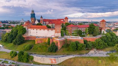 Krakow Center ve Wavel kraliyet kalesinin havadan görünüşü yazın günbatımında Polonya 'da.