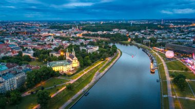 Krakow şehir merkezinin havadan görünüşü yazın günbatımında Polonya 'da