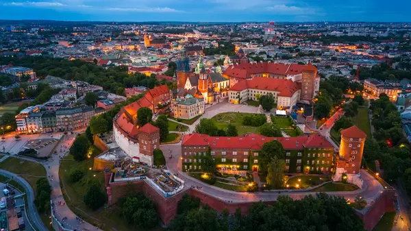 Krakow Center ve Wavel kraliyet kalesinin havadan görünüşü yazın günbatımında Polonya 'da.