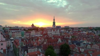 Baharda gün batımında Polonya 'nın eski Poznan kasabasının üzerinde uçmak