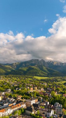 Zakopane şehrinin ve etrafındaki şehrin hava manzarası akşam Polonya 'da gün batımında