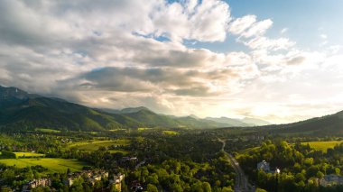 Zakopane şehrinin ve etrafındaki şehrin hava manzarası akşam Polonya 'da gün batımında