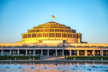 Polonya 'nın Wroclaw şehrinin sabah sokakları ilkbaharda şafak vakti