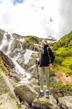 Yaz günü Polonya dağlarında yürüyüş yapan güzel bir kız.
