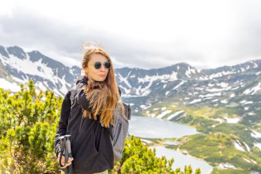Yaz günü Polonya dağlarında yürüyüş yapan güzel bir kız.