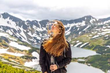 Yaz günü Polonya dağlarında yürüyüş yapan güzel bir kız.