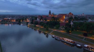 Krakow 'daki Vistula nehrinin üzerinden geçen hava üssü Polonya' daki kraliyet şatosunun önünde.