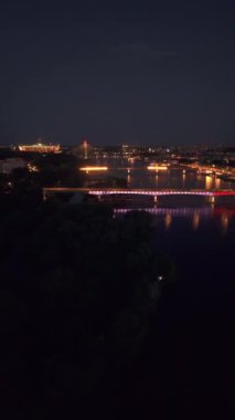 Varşova 'daki Vistula nehrinin üzerindeki hava üssü. Baharda şehrin manzarası var.