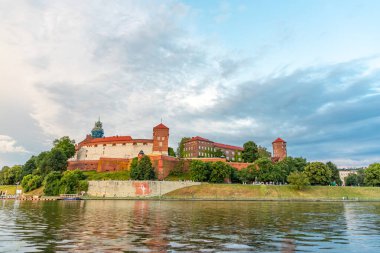 Polonya 'nın Krakow kentindeki Wawel Kalesi yazın günbatımında