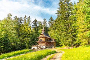 Yaz günü Polonya 'daki Tatra dağlarındaki kilise.