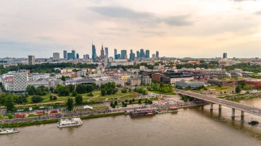 Yazın gün batımında Varşova şehrinin nehri üzerindeki panoramik hava manzarası